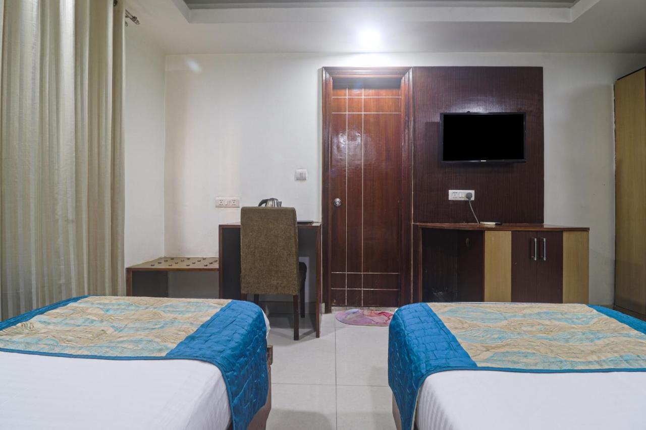 Hotel Sizzling Starr Nowe Delhi Zewnętrze zdjęcie