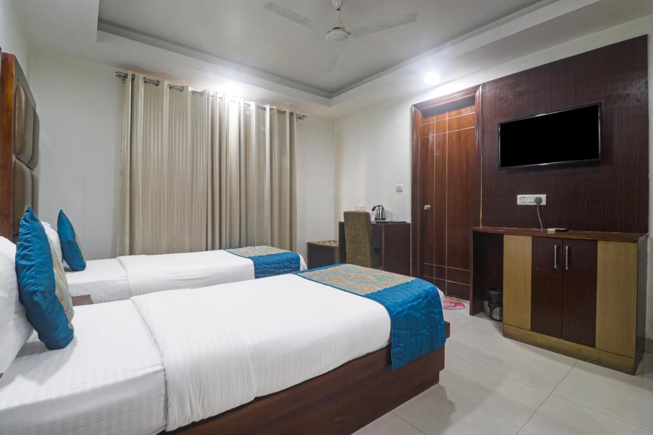 Hotel Sizzling Starr Nowe Delhi Zewnętrze zdjęcie