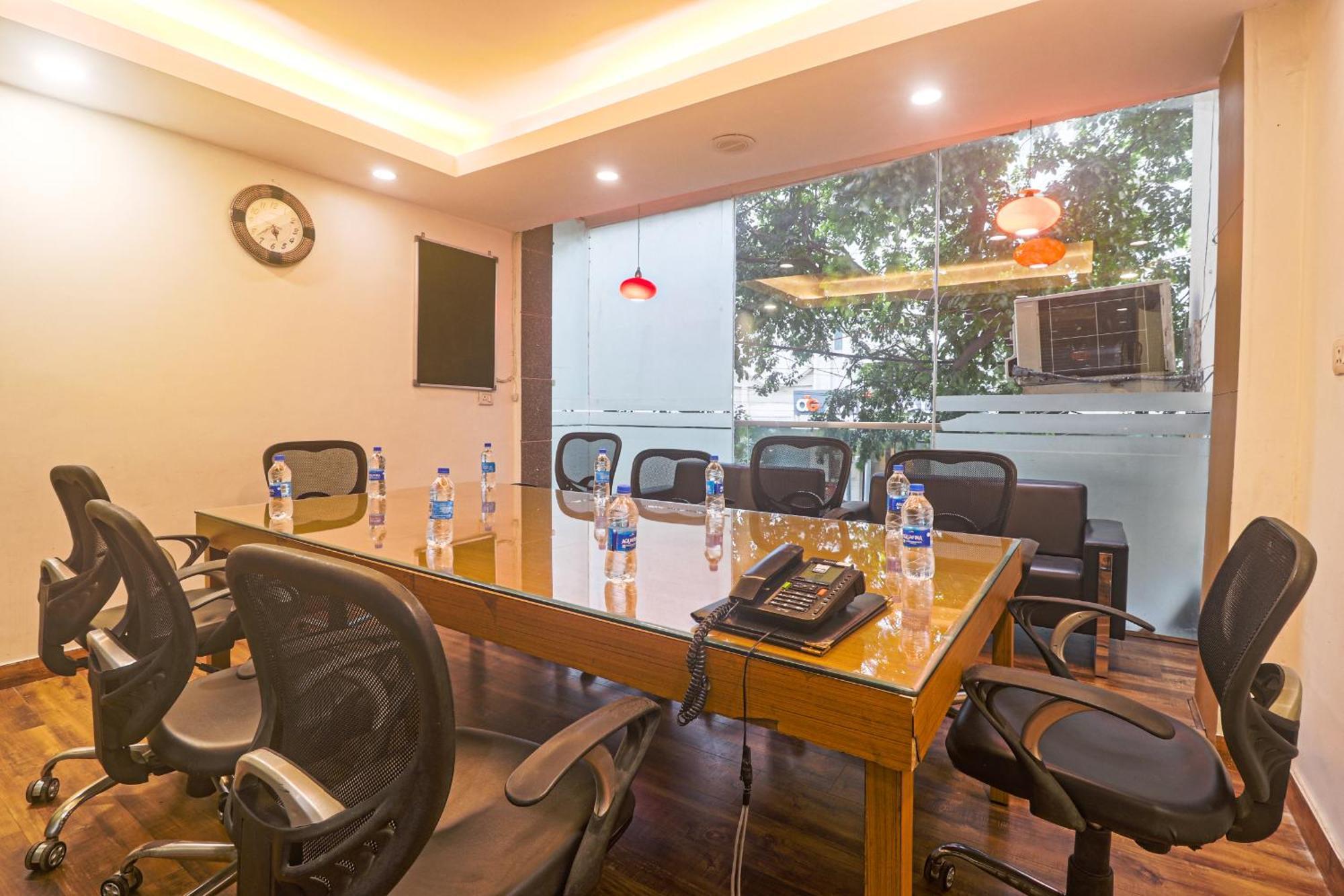 Hotel Sizzling Starr Nowe Delhi Zewnętrze zdjęcie